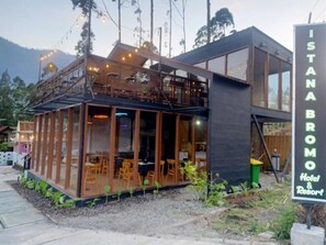 Petit déjeuner, déjeuner et dîner servis sur place