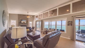 House, 4 Bedrooms | Living room | Smart TV, DVD player