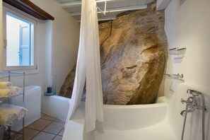 Lyxvilla - flera sovrum - privat pool - havsutsikt | Badrum | Badkar/dusch, gratis toalettartiklar, hårtork och handdukar