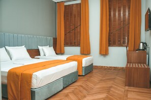 ラグジュアリー ルーム | 高級寝具、ミニバー、デスク、ノートパソコン用作業スペース