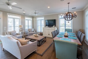 Fernseher, DVD-Player, Bücher, Stereoanlage