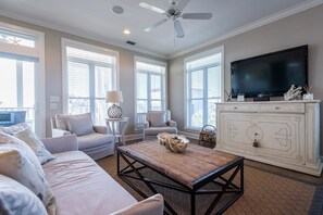 Fernseher, DVD-Player, Bücher, Stereoanlage