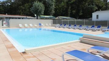 Indoor pool, seasonal outdoor pool, pool loungers