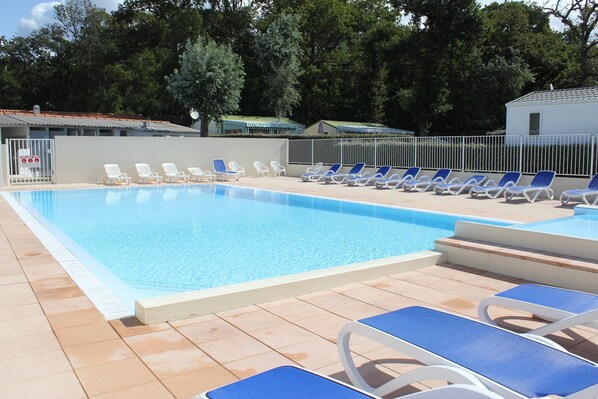 Piscine couverte, piscine extérieure (ouverte en saison)