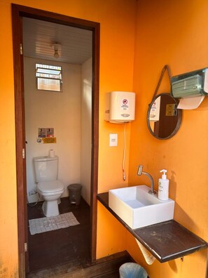 Habitación triple estándar | Baño | Ducha, artículos de higiene personal gratuitos y secador de pelo