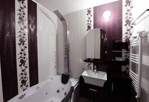 Luxury Apartment, 1 Bedroom | Bathroom | Free toiletries, hair dryer, towels, toilet paper - Kompleks Kralsko Selo (Radomir)