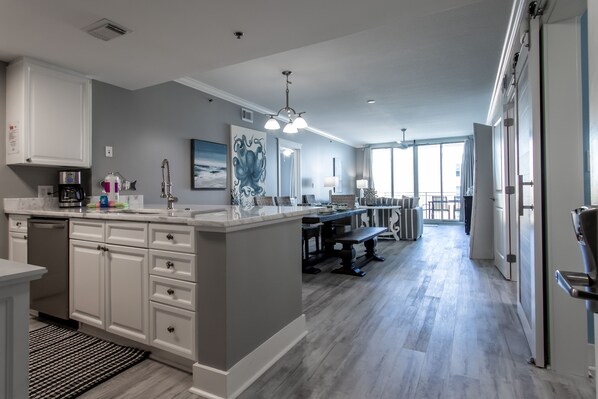 Réfrigérateur, four à micro-ondes, un four, lave-vaisselle