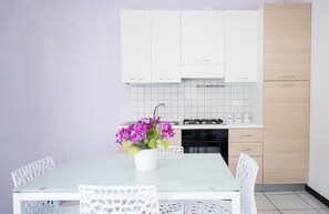 Réfrigérateur, un four, surface de cuisson, cafetière-théière