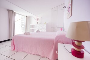 1 chambre, fer et planche à repasser, lit de bébé portatif, Wi-Fi