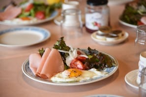 Daily to-go breakfast (JPY 1000 per person)