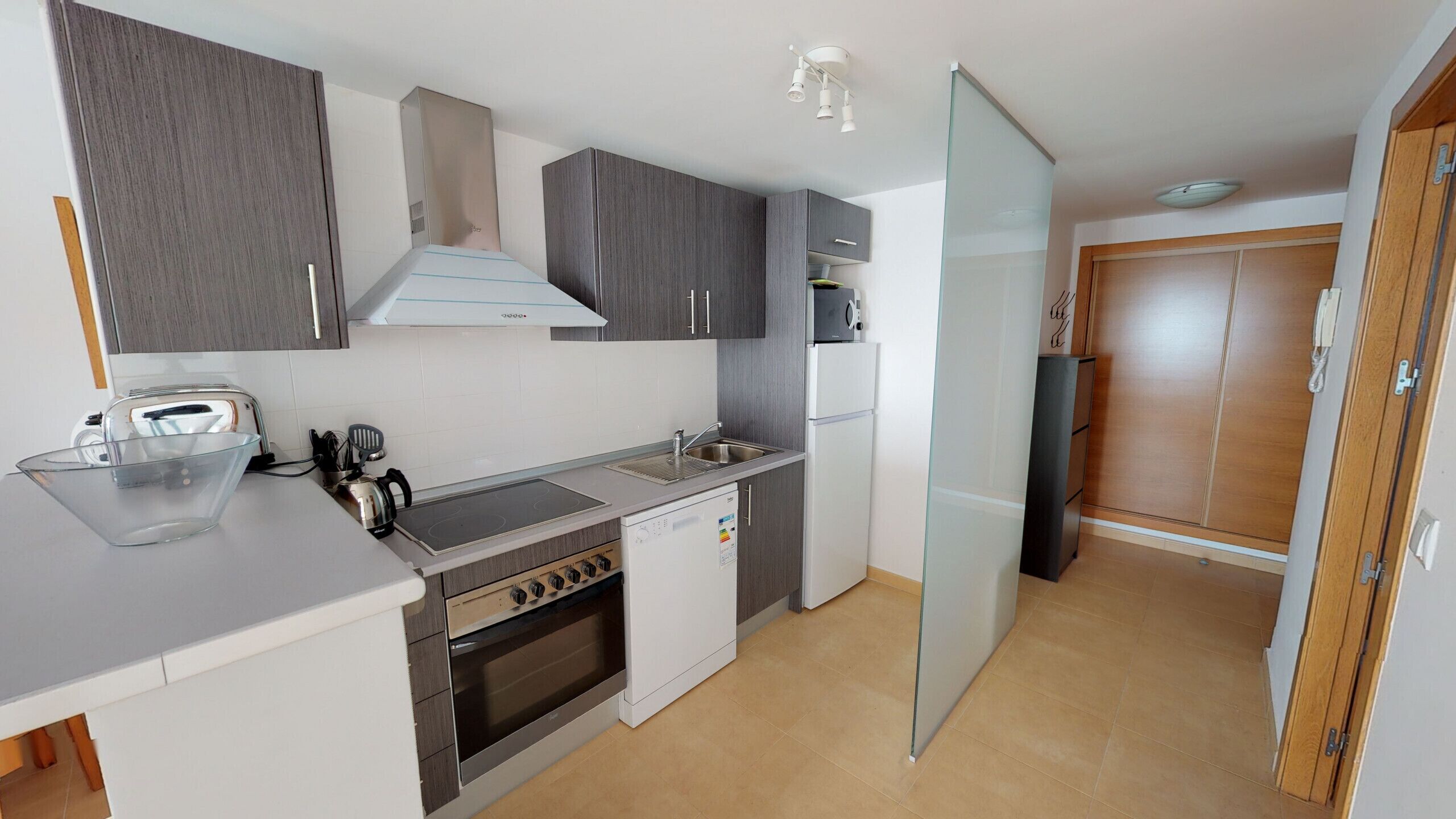 Een koelkast, een microgolfoven, een oven, een vaatwasser