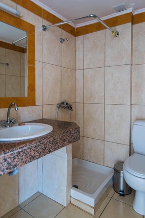 One Bedroom Triple Apartment | Kylpyhuone | Suihku, hiustenkuivaaja, pyyhkeet, vessapaperi