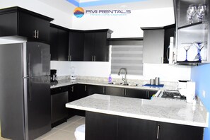 Frigorífico, microondas, placa de cocina y cafetera o tetera