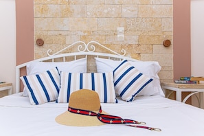 One Bedroom Apartment with Pool View | Schreibtisch, laptopgeeigneter Arbeitsplatz, Bügeleisen/Bügelbrett