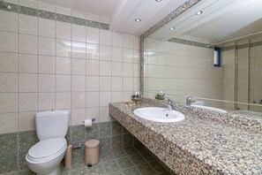 One Bedroom Apartment with Pool View | Baño | Secador de pelo, toallas y papel higiénico