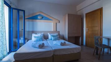 1 غرفة نوم ومكتب ومساحة عمل للكمبيوتر المحمول ومكواة/لوح كي