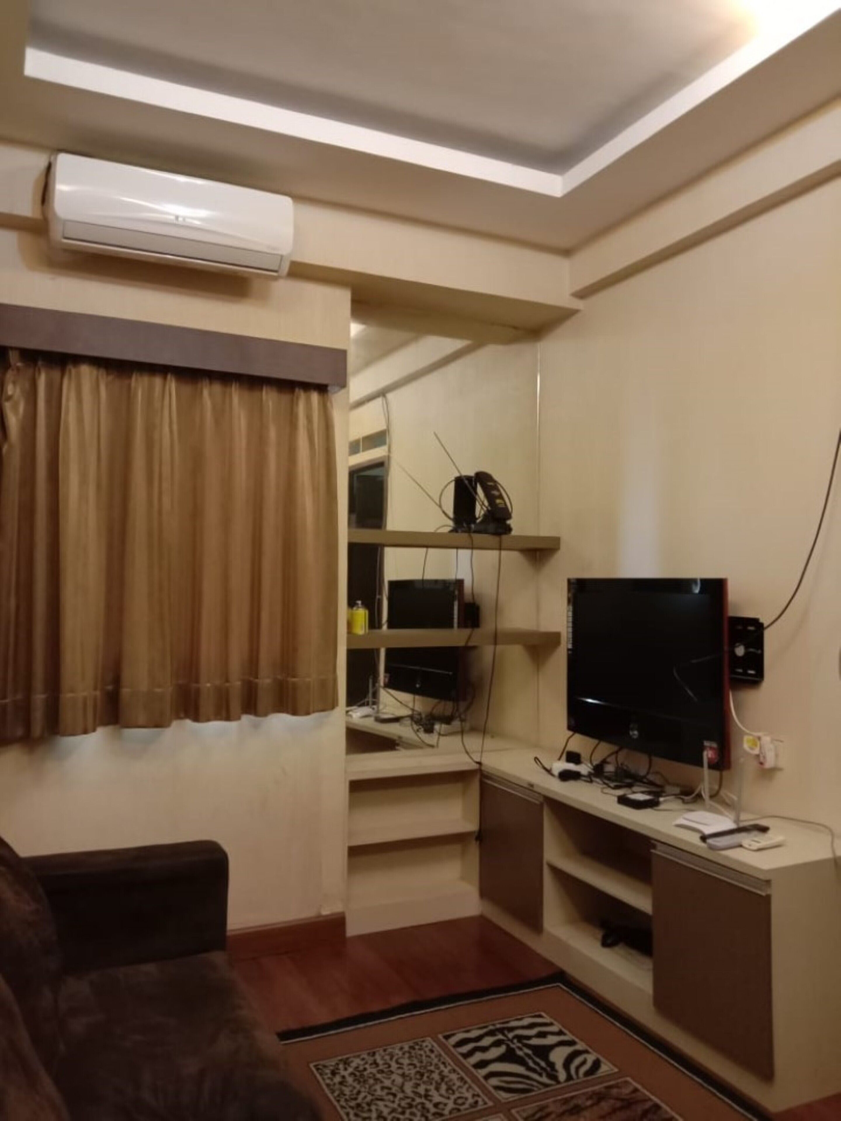 Camera familiare | Una scrivania, ferro/asse da stiro, lenzuola