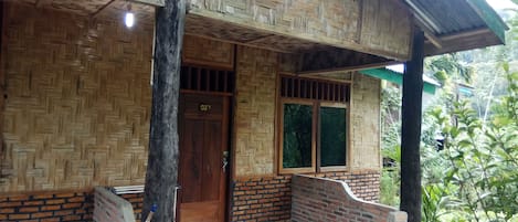 Standard Room, River Side | Desk