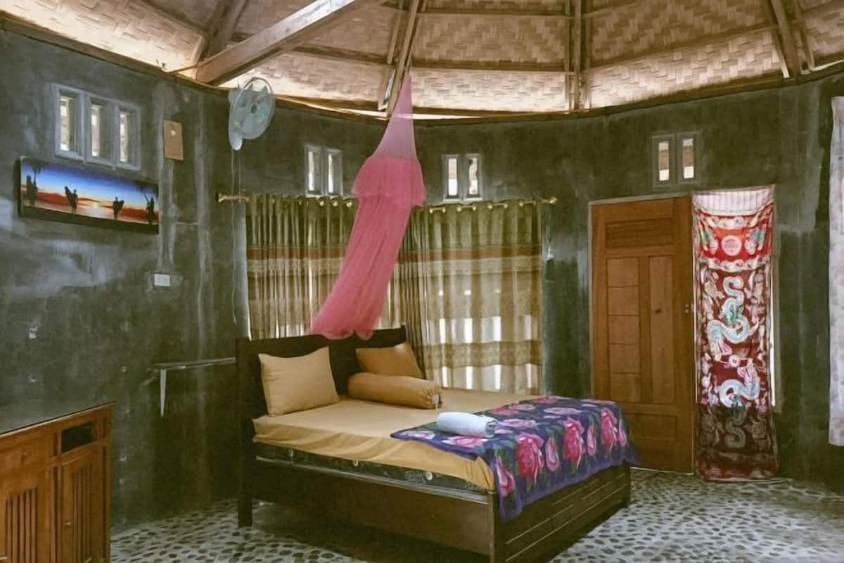 1 bedroom, desk