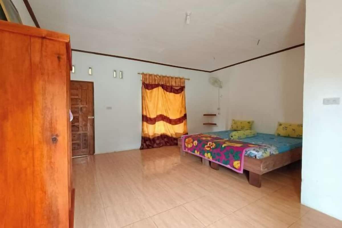 1 bedroom, desk