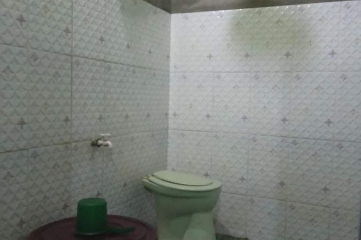 Shower, free toiletries, towels