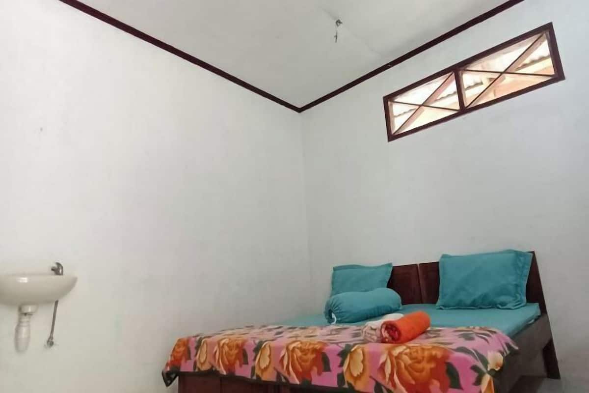 1 bedroom, desk