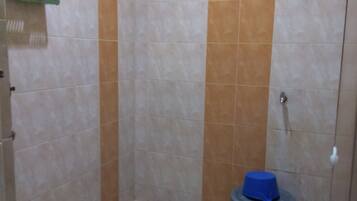 Regadera, amenidades de baño gratuitas, toallas