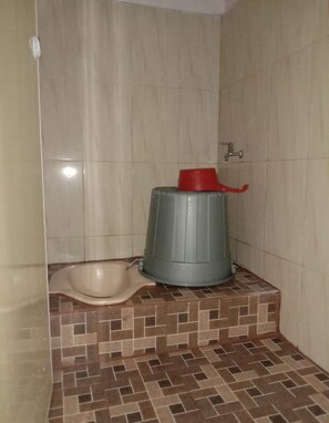 Shower, free toiletries, towels - First Inn Hotel (East Kisaran)