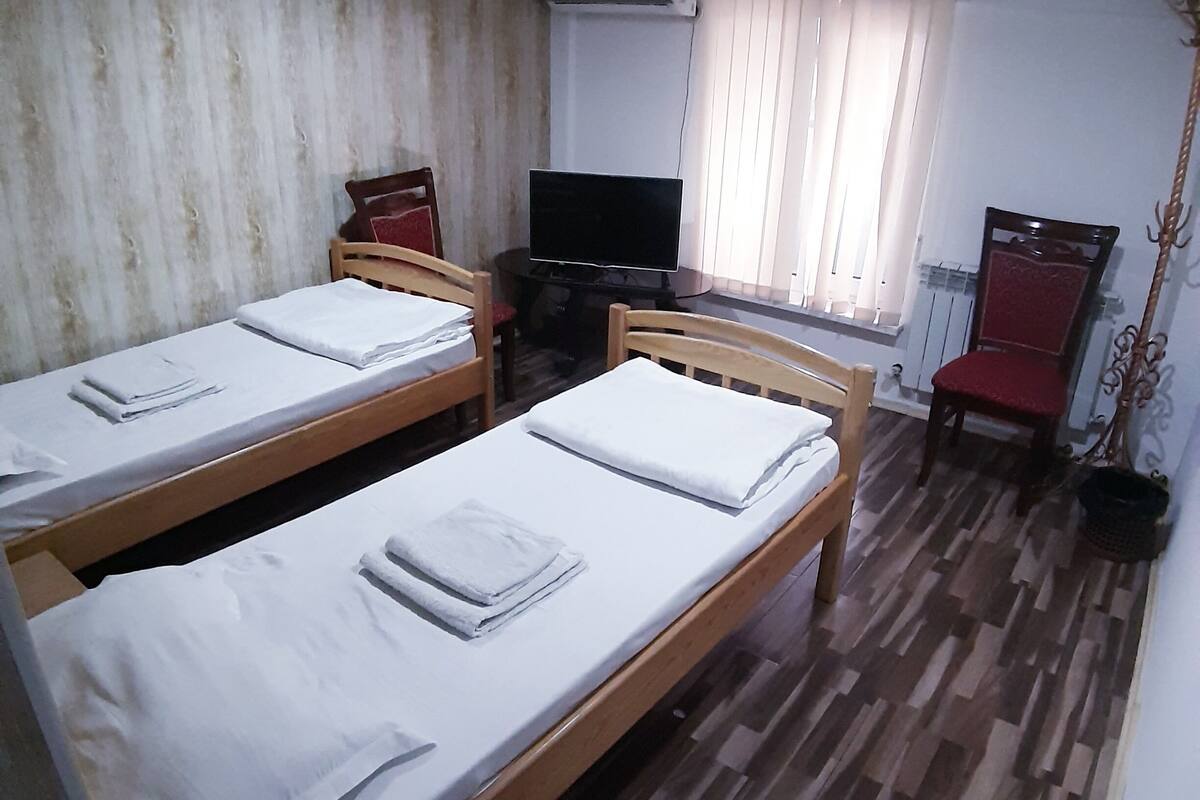 Habitación económica con 2 camas individuales | Wifi gratis