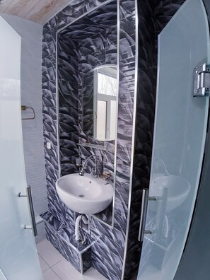 Habitación estándar con 2 camas individuales | Baño | Regadera y toallas