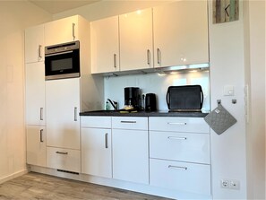 ثلاجة، ميكروويف، فرن، موقد طهي مسطح