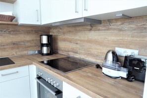 Kühlschrank, Mikrowelle, Ofen, Herdplatte