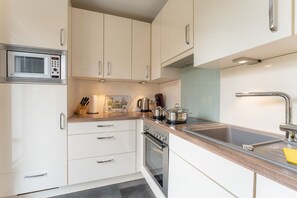 Kühlschrank, Mikrowelle, Ofen, Herdplatte