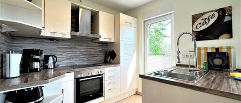 Frigorifero, microonde, forno, piano cottura