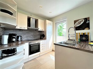 ثلاجة، ميكروويف، فرن، موقد طهي مسطح