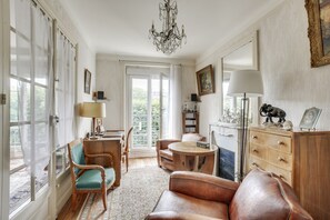 تلفزيون، مدفأة، مكتب