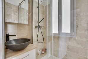 Secadora de cabello y papel de baño 