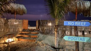 A beach scene with a sign reading "NO REEF" and "POCITAS". - El Samay Hotel Boutique (Canoas de Punta Sal)