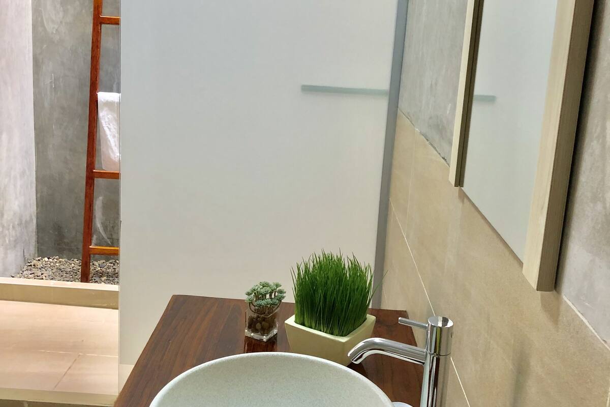 family quadruple room, sea view (1) | bathroom | shower, free toiletries, towels