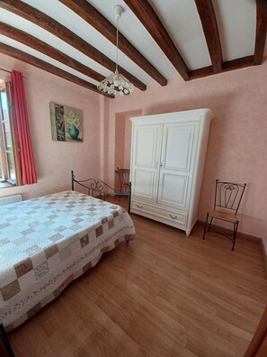 4 bedrooms, iron/ironing board, free WiFi