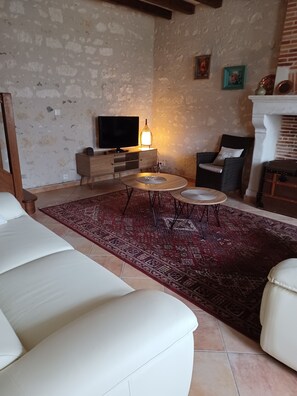 تلفزيون، مشغل دي في دي، تنس طاولة، كُتُب