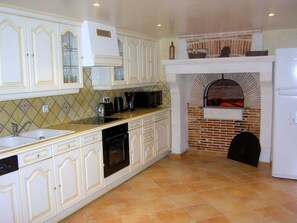 ثلاجة، ميكروويف، فرن، موقد طهي مسطح