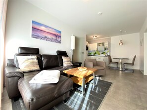 Fernseher, Kamin, DVD-Player, Stereoanlage