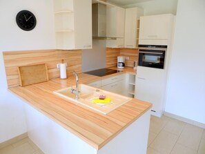 ثلاجة، ميكروويف، فرن، موقد طهي مسطح