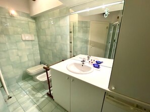 Lägenhet - 1 sovrum | Badrum | Dusch, hårtork, bidé och handdukar