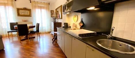 Apartment, 1 Schlafzimmer | Eigene Küche | Großer Kühlschrank, Herdplatte, Kochgeschirr/Geschirr/Besteck