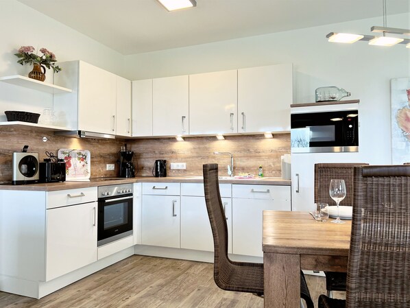 ثلاجة، ميكروويف، فرن، موقد طهي مسطح