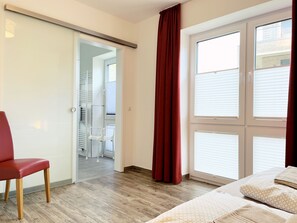 2 عدّة غرف نوم ومكواة/لوح كي وسرير سفر وواي فاي مجانًا