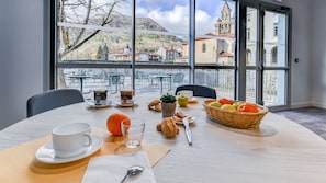 Daily continental breakfast (EUR 8 per person)