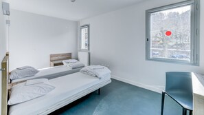 Habitación, varias camas | Ropa de cama